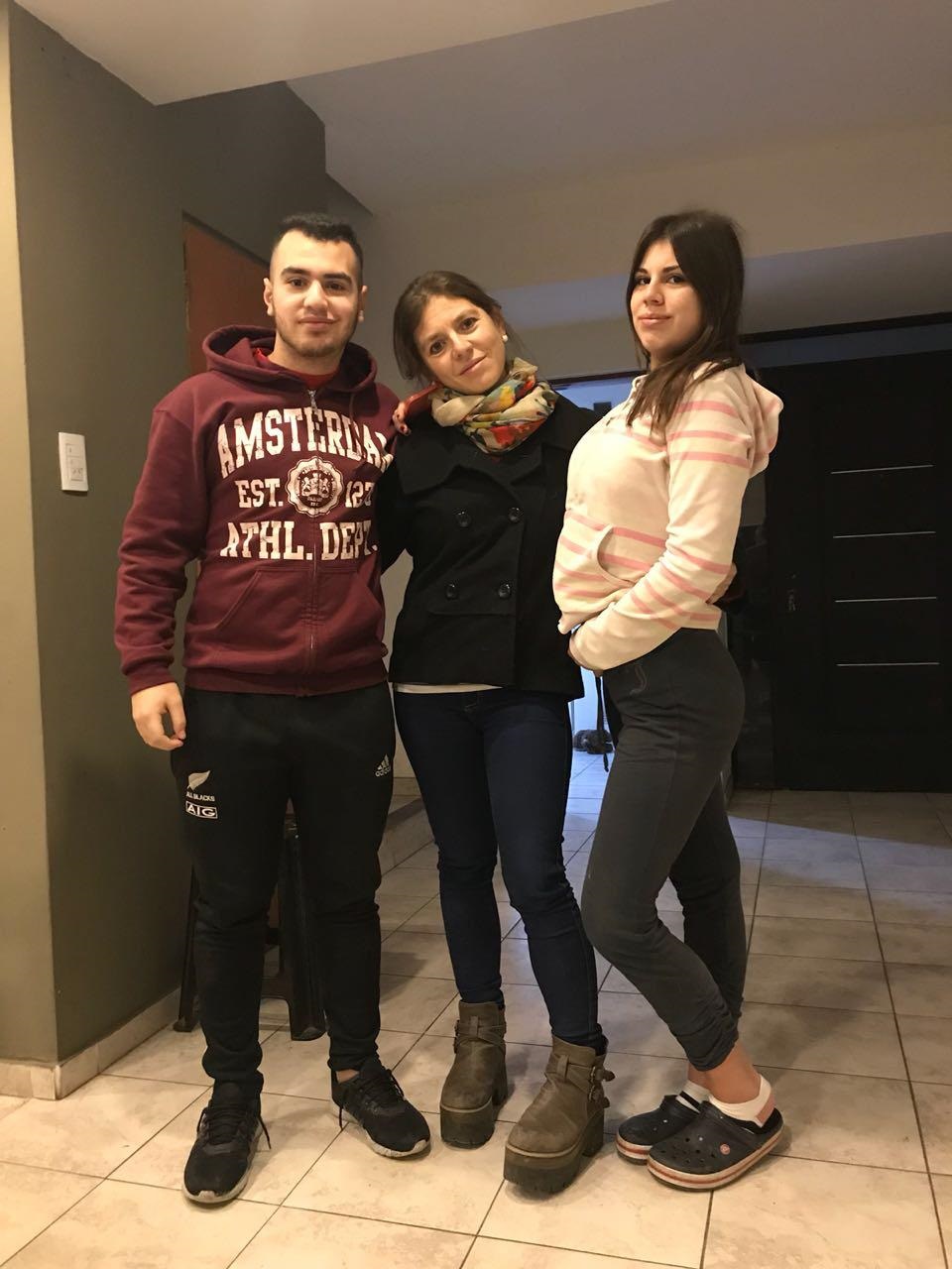 RODEADA DE AMOR. Laura Babot está acompañada por sus hijos. 
