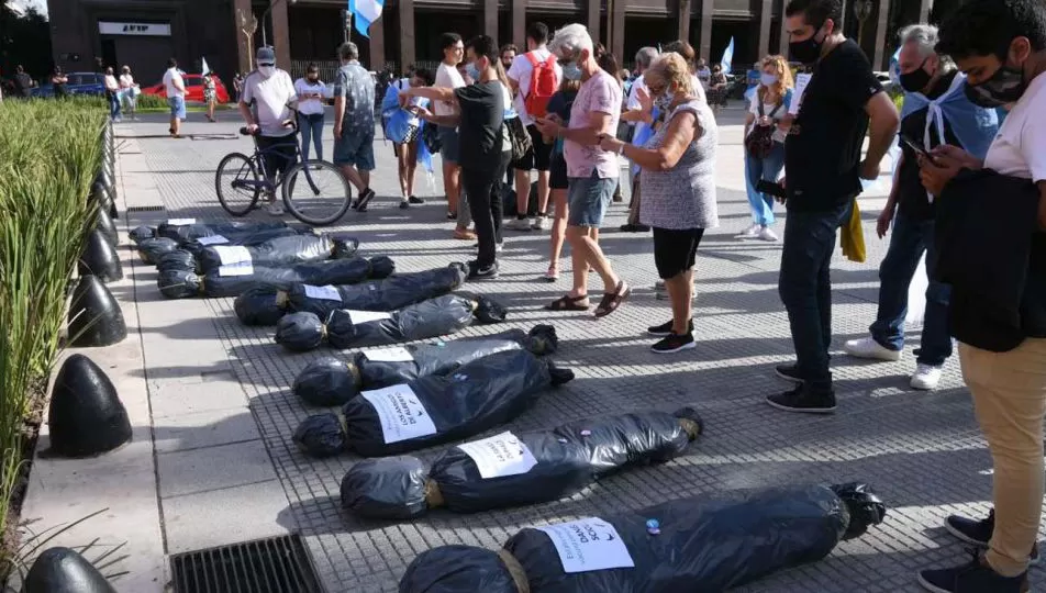PROTESTA. Un grupo de manifestantes colocaron frente a la Casa Rosada bolsas que simulaban contener cadáveres de dirigentes del oficialismo.