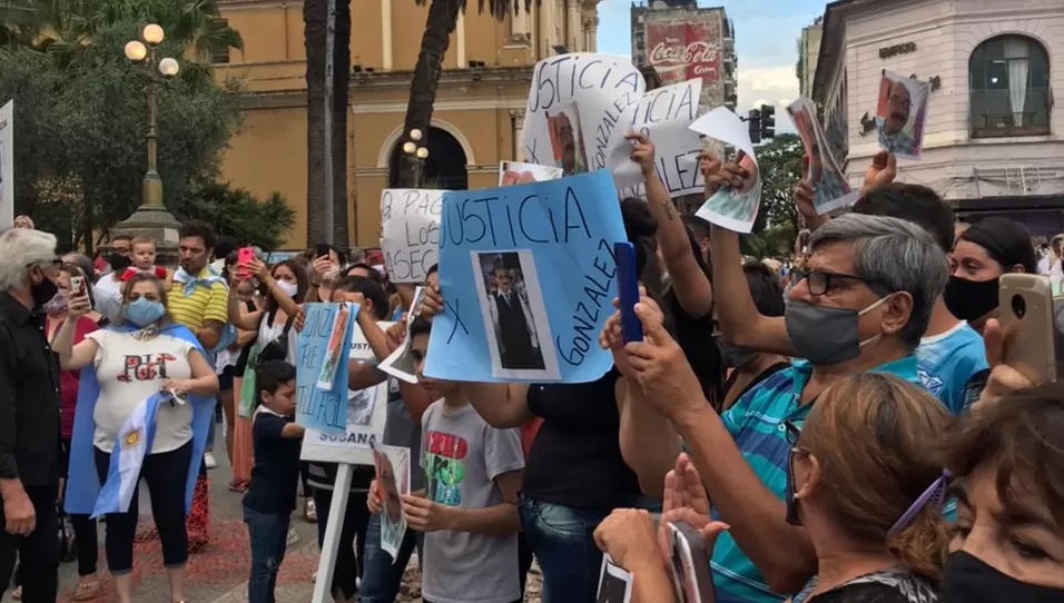 INSEGURIDAD EN TUCUMÁN. Familiares de Pedro González, el vendedor de bollos asesinado anoche, llevaron su protesta a la marcha contra el 