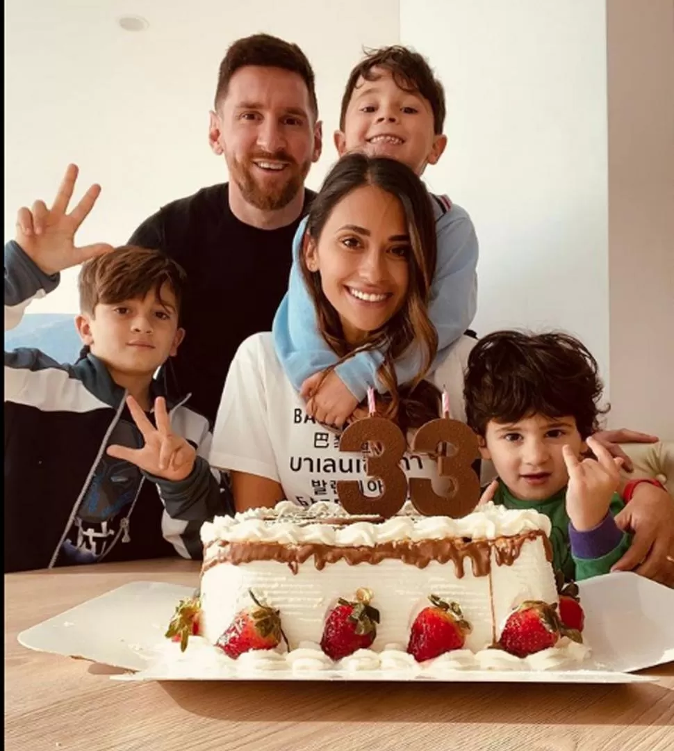 FESTEJO. Los Messi, listos para degustar la torta. Pero antes, la cumpleañera apagó las velas por sus 33 años.  