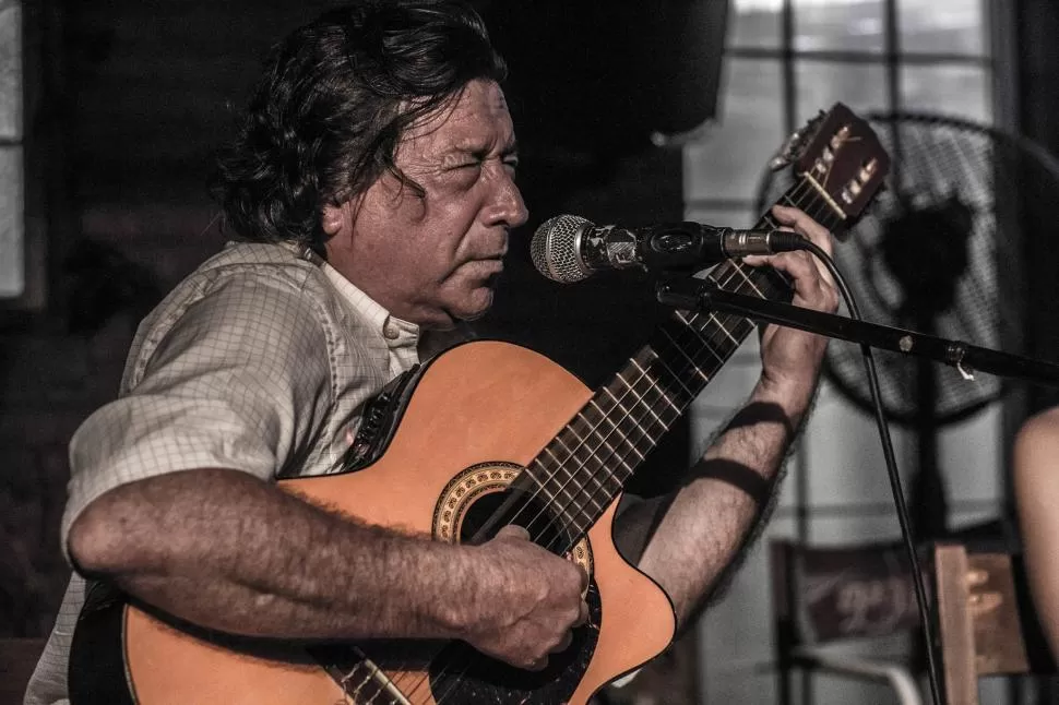 LOS COSOS DEL TANGO. El guitarrista Carlos Pérez Acevedo, al frente de Los Cosos del Tango, le rendirá un tributo a su colega Zazá del Pino.  