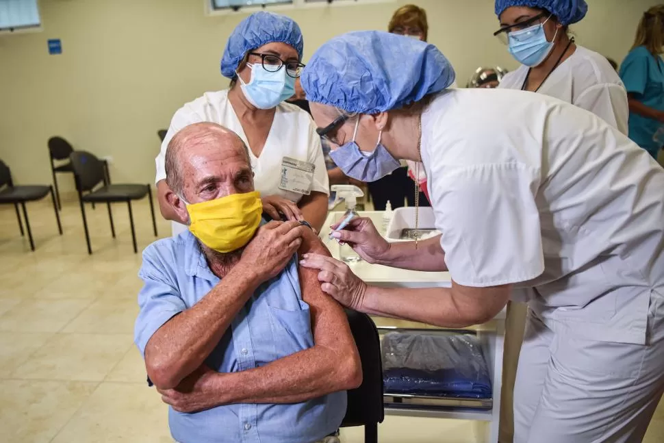 PREVENCIÓN. El lunes, la tercera dosis a mayores de 70 años. LA GACETA/FOTO DE INÉS QUINTEROS ORIO