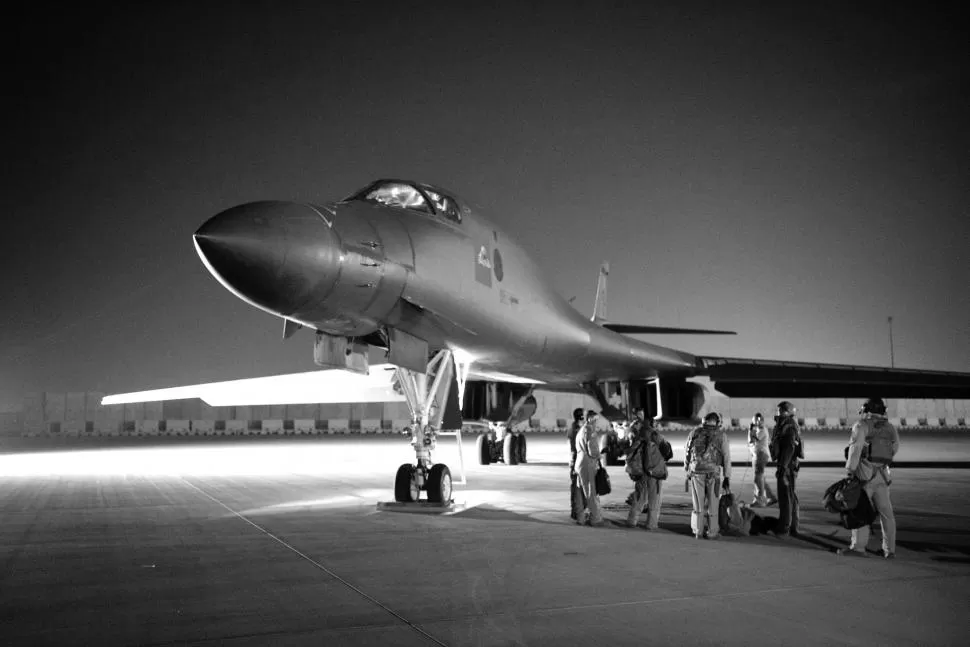 LISTO PARA DESPEGAR. Un Lancer B-1B de la Fuerza Aérea de EE.UU.: tiró bombas en puntos estratégicos. reuters 
