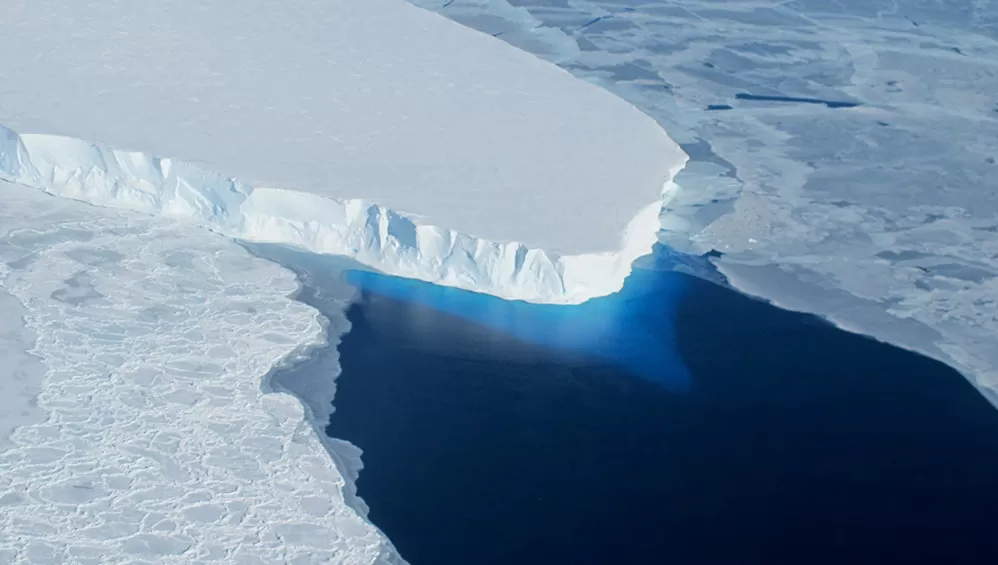 MEDIANTE IMÁGENES SATELITALES. Detectan el desprendimiento de un témpano de más de 1.000 km² en la Antártida.