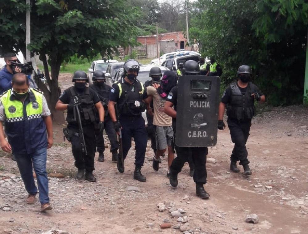 DETENIDO. El joven de 21 años acusado de matar a González es trasladado por la Policía. Foto: Ministerio de Seguridad