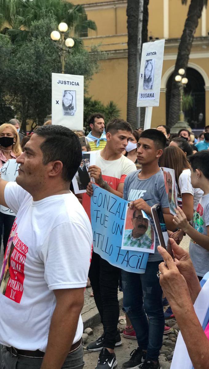 INSEGURIDAD EN TUCUMÁN. Familiares de Pedro González, el vendedor de bollos asesinado anoche, llevaron su protesta a la marcha contra el 