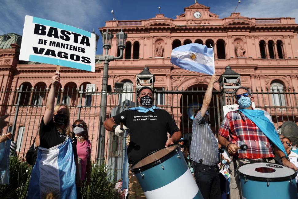 PLAZA DE MAYO. Los asistentes, con bombos para reclamar. twitter 