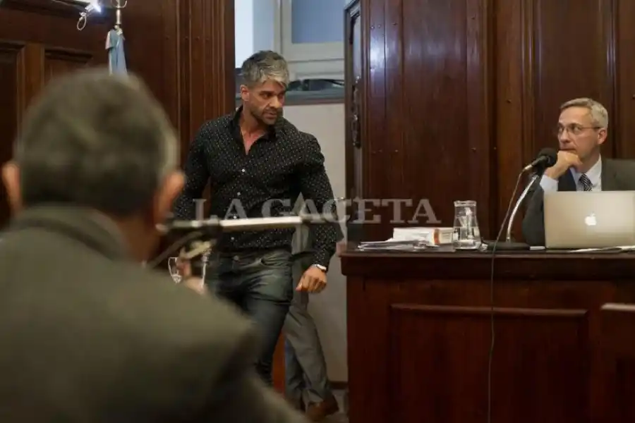 ¿TESTIGO O MODELO? El remisero           César Nieva se  robó las miradas cuando ingresó a declarar.