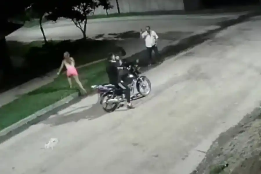 TOMA II. La víctima esgrime un arma para defenderse y la joven escapa. 