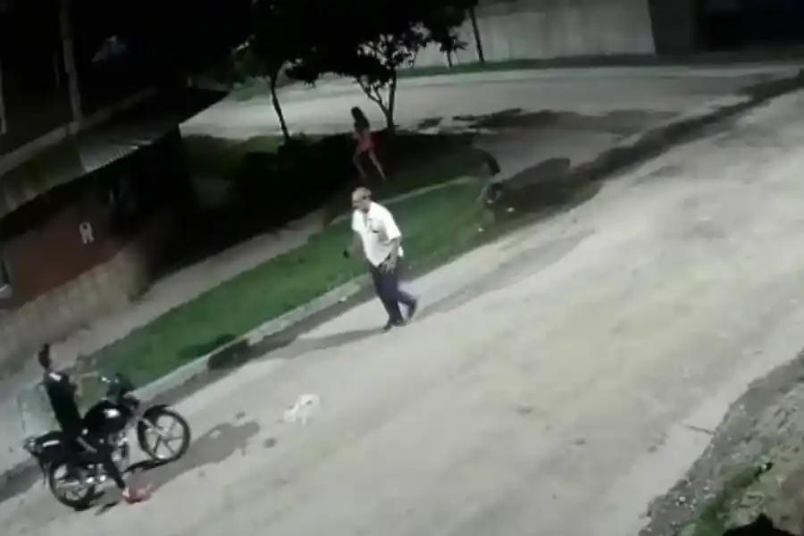 TOMA III. González persigue al asaltante, que también lo apunta.