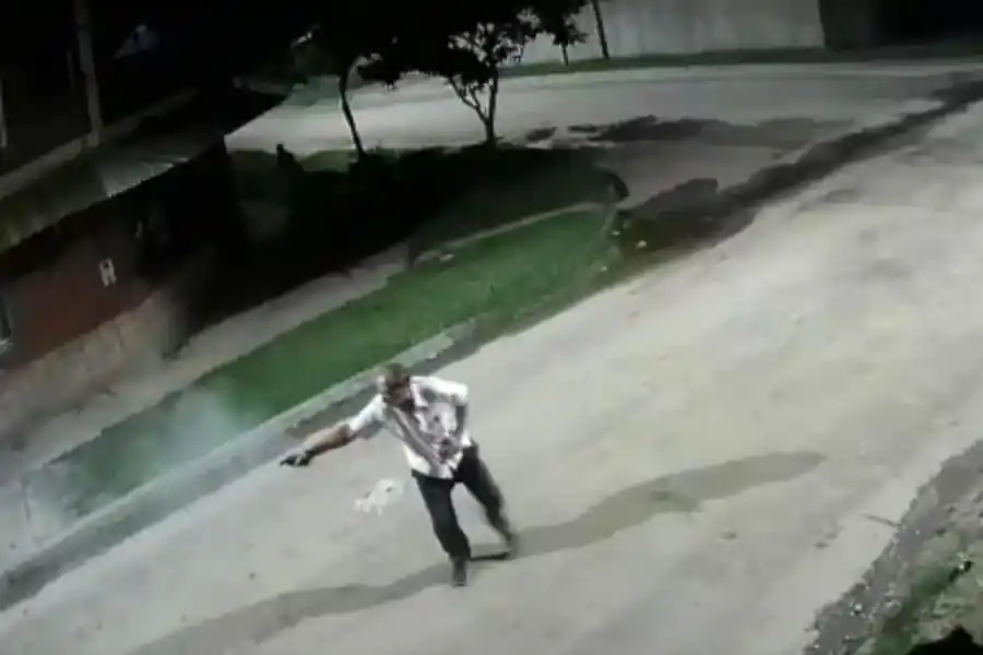 TOMA Iv. Ya herido, el bollero continúa disparando su pistola.