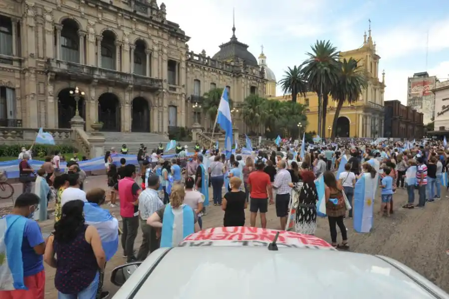 PROTESTA REDUCIDA, PERO RUIDOSA. Según fuentes policiales, unas 800 personas se manifestaron sobre la calle destruida frente a la Casa de Gobierno 