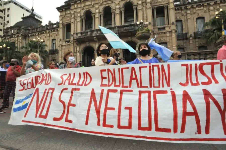 CONSIGNAS MÚLTIPLES. Una pancarta con uno de los reclamos variados.