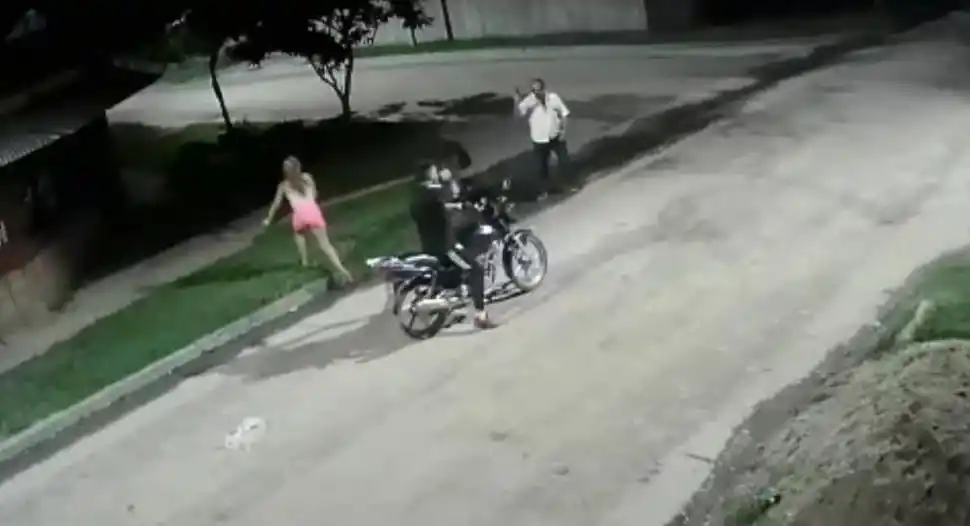 TOMA II. La víctima esgrime un arma para defenderse y la joven escapa. 