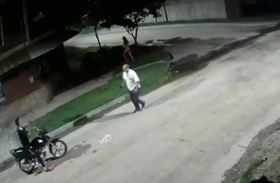 TOMA III. González persigue al asaltante, que también lo apunta.