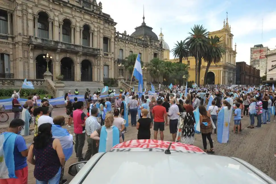 PROTESTA REDUCIDA, PERO RUIDOSA. Según fuentes policiales, unas 800 personas se manifestaron sobre la calle destruida frente a la Casa de Gobierno 