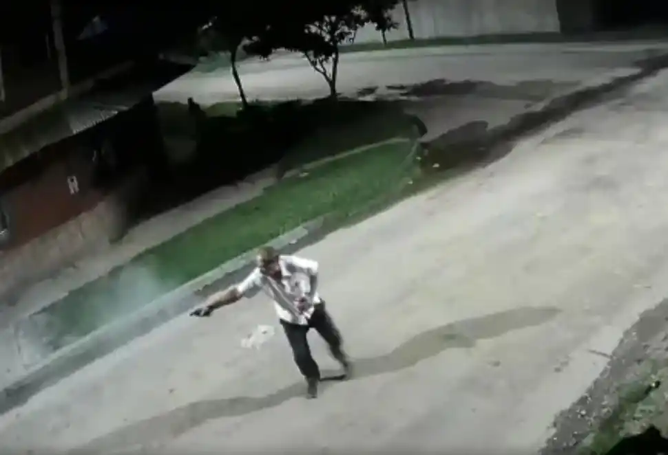 TOMA Iv. Ya herido, el bollero continúa disparando su pistola.