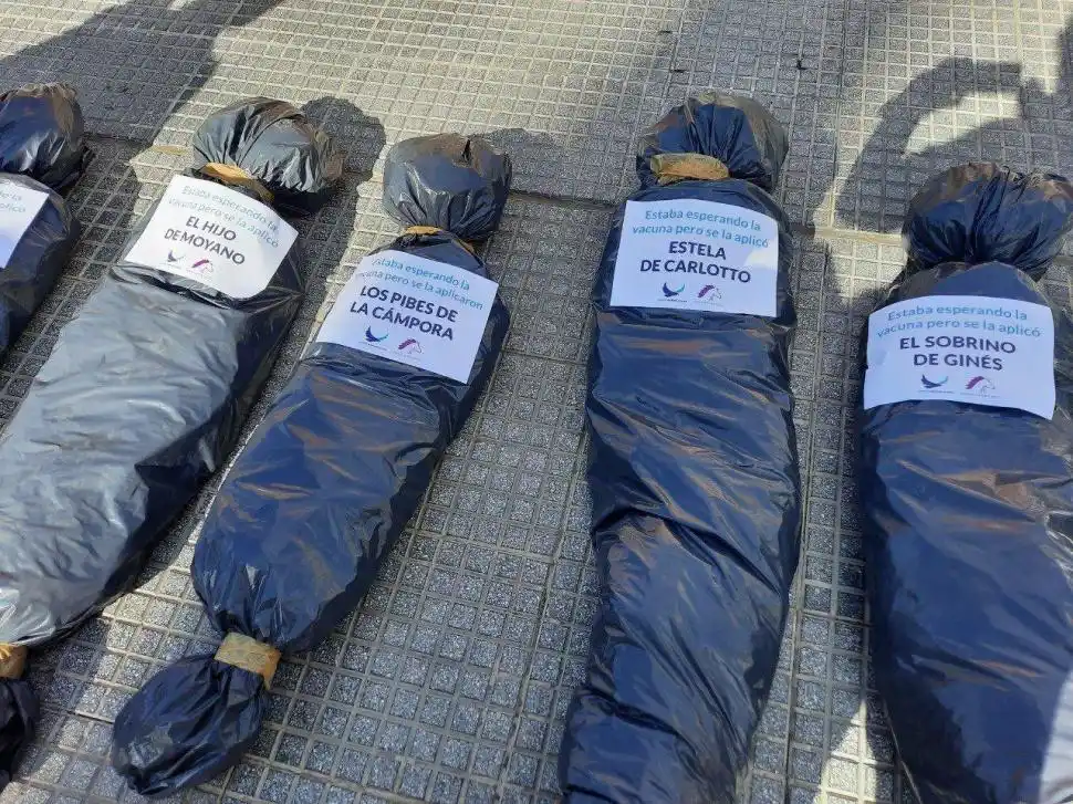 BOLSAS MORTUORIAS. La escena gráfica generó controversia. twitter 