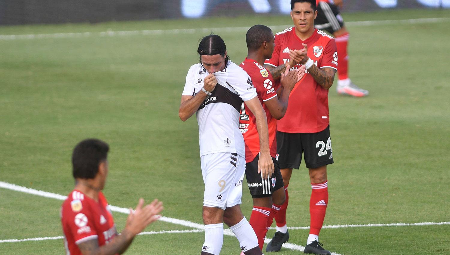 EL HOMENAJE. Daniel Vega besa la camiseta de Platense en sus últimos minutos como profesional.