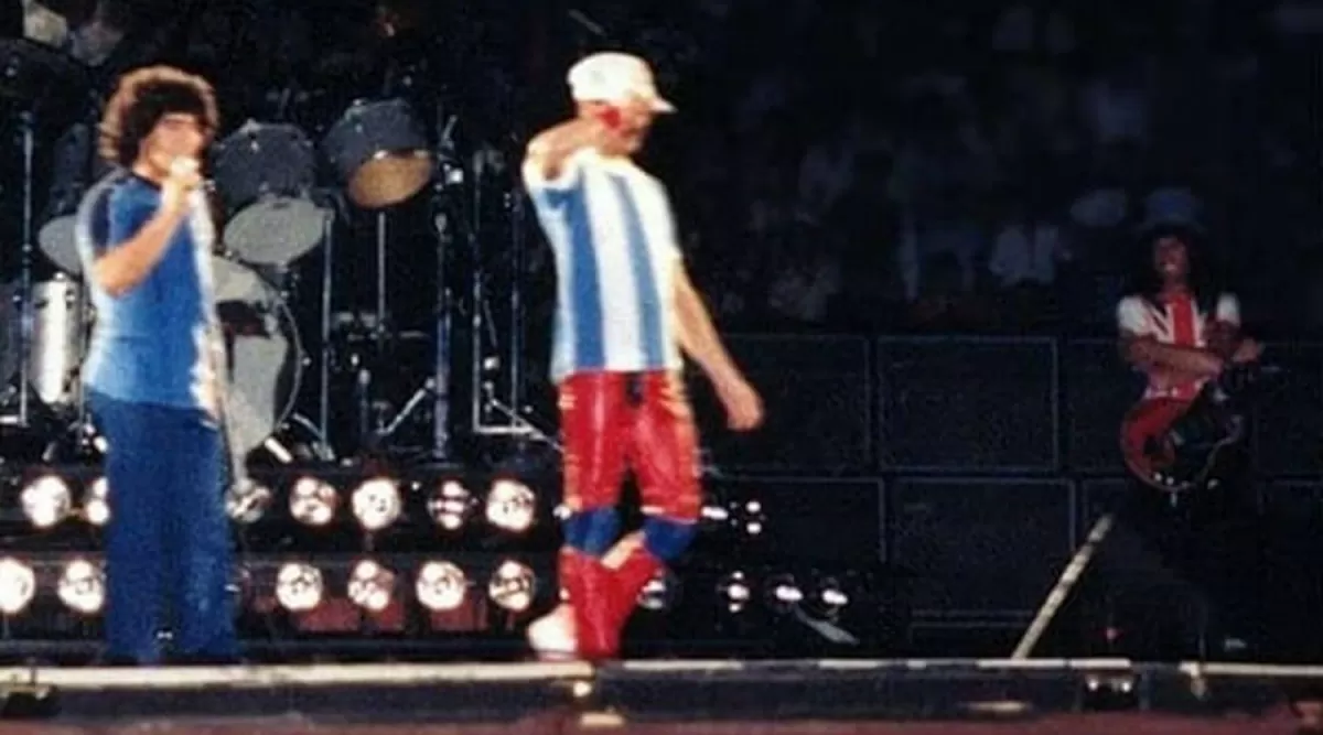 CON MARADONA. Freddie Mercury invitó al 10 a subir al escenario durante una de las canciones. 