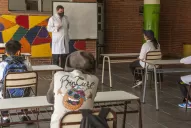 Dentro de las aulas: chicos sentados y con distancia de 1,5 metros