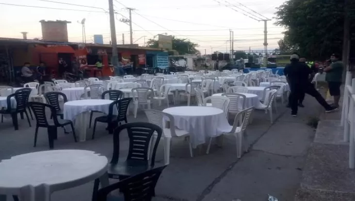 EN FRENTE DE TODOS. En una calle de la ciudad de Alderetes se había montado una cena show para numerosas personas, que no contaba con autorización.