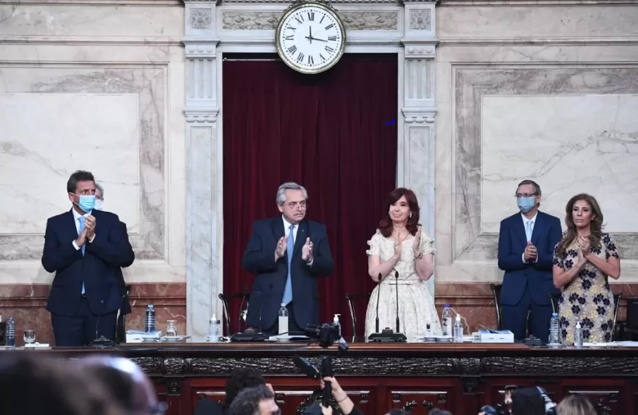 El Presidente pidió un aplauso de pie para los argentinos que ayudaron en la pandemia