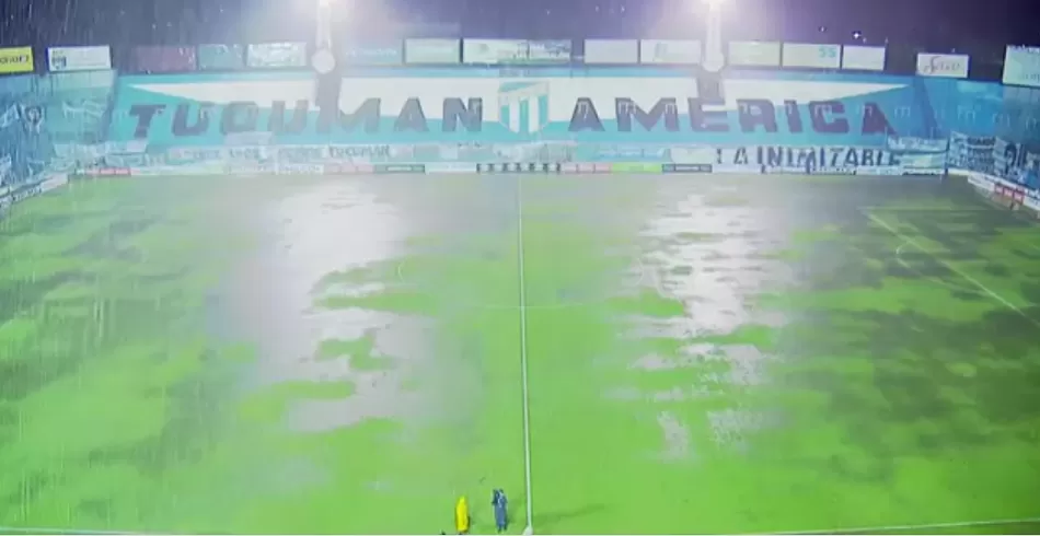 La intensa lluvia provocó la suspensión del partido entre Atlético y Huracán