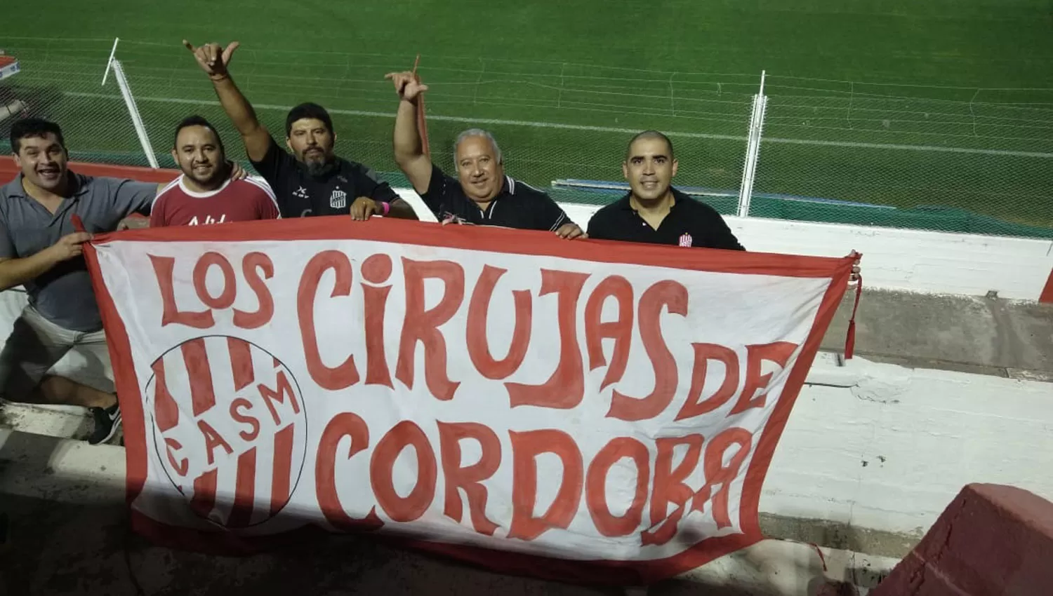 DIJERON PRESENTE. La filial de Córdoba pudo asistir al estadio de Instituto y apoyar al club en su debut. Alentaron todo el partido y llevaron hasta banderas.