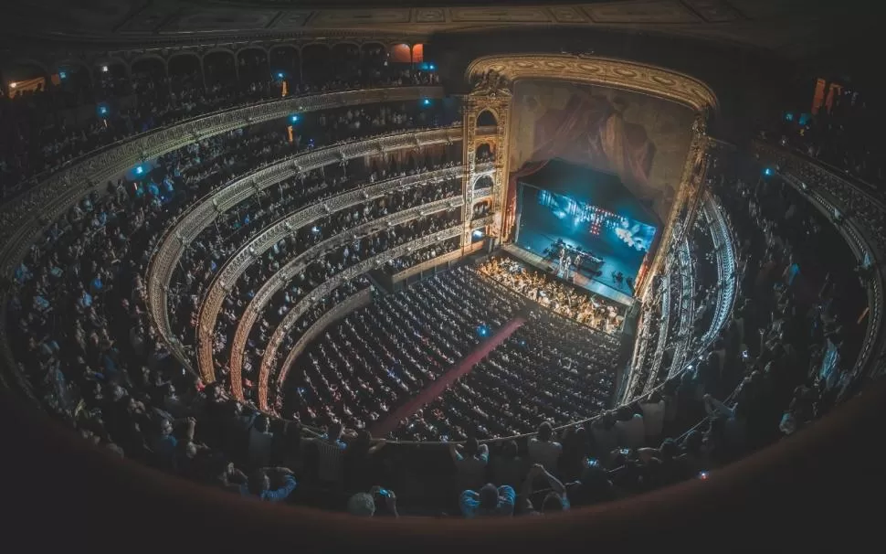 A SALA LLENA. El documental “Connected” recupera los conciertos sinfónicos que Hernán Cattáneo ofreció en 2018 en el porteño Teatro Colón.  