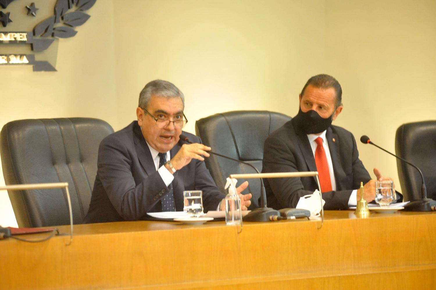 GESTOS. Juri, a la derecha, celebró el mensaje de concordia que brindó el intendente Alfaro en la apertura de las sesiones ordinarias del Concejo. 