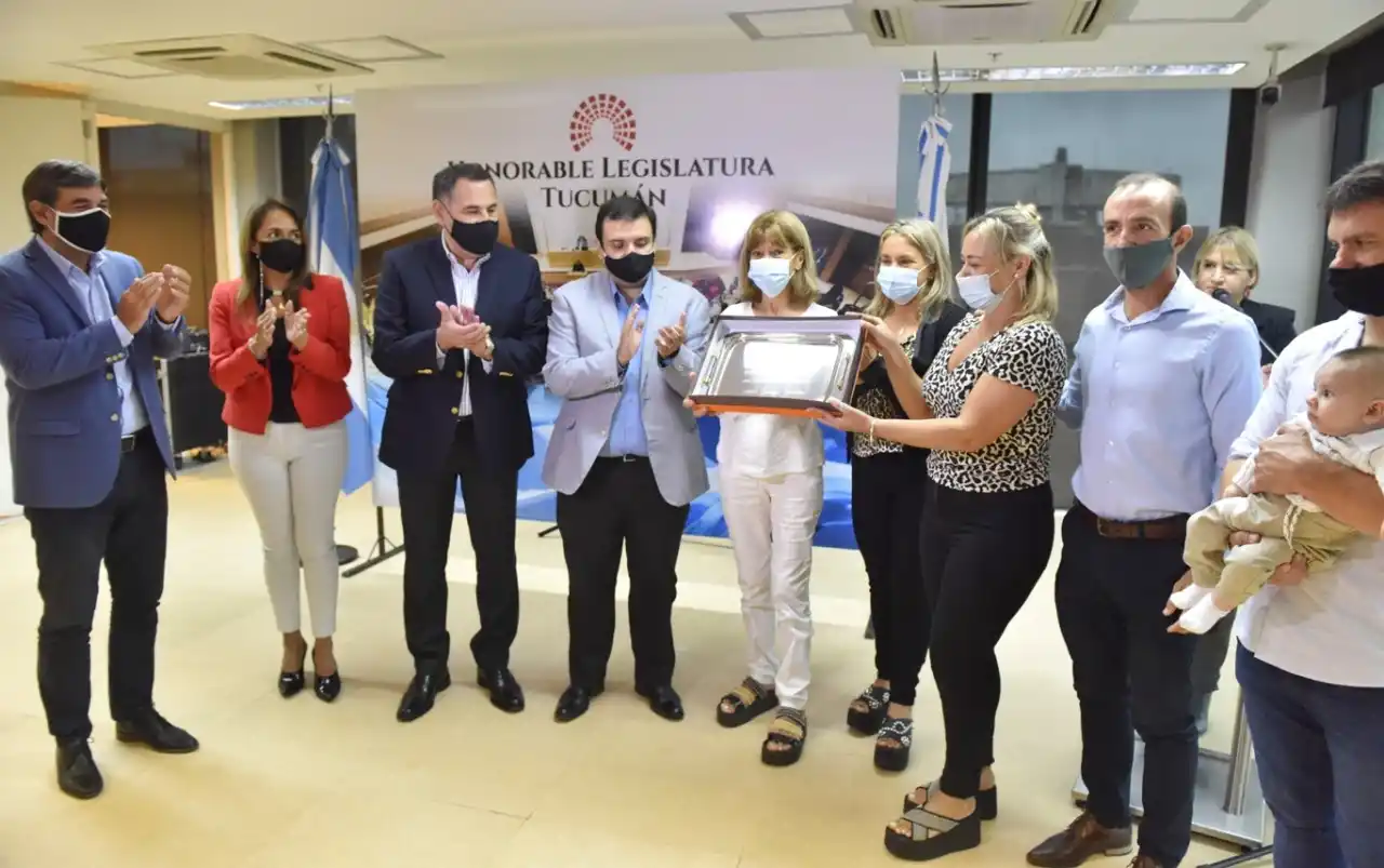 RECONOCIMIENTO. Legisladores entregan una placa a la familia del humorista. FOTO GOBIERNO DE TUCUMÁN. 