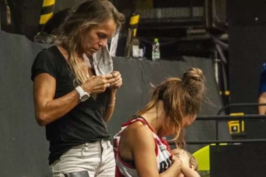 Una basquetbolista argentina amamantó a su bebé en un entretiempo y se hizo viral