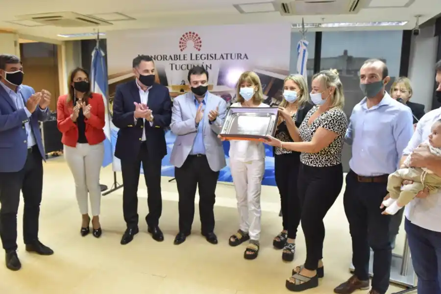 RECONOCIMIENTO. Legisladores entregan una placa a la familia del humorista. FOTO GOBIERNO DE TUCUMÁN. 