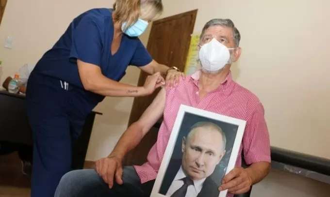 Un intendente bonaerense se vacunó con una imagen de Vladimir Putin