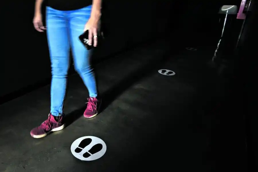A DISTANCIA. Hay marcas para aguardar los turnos de comprar entradas e ingresar. 