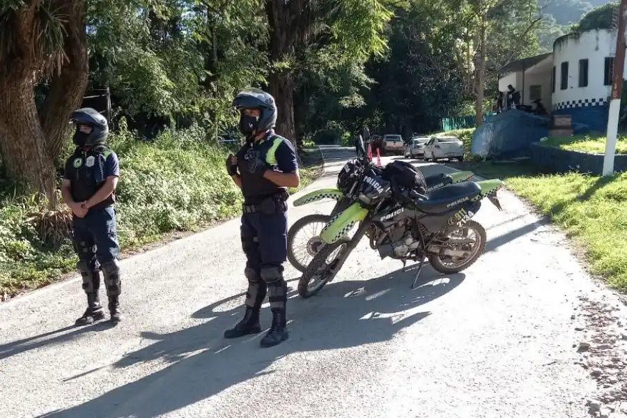 EL CORTE. Personal policial preservó la escena donde fue hallado el cuerpo de Sosa Soler.