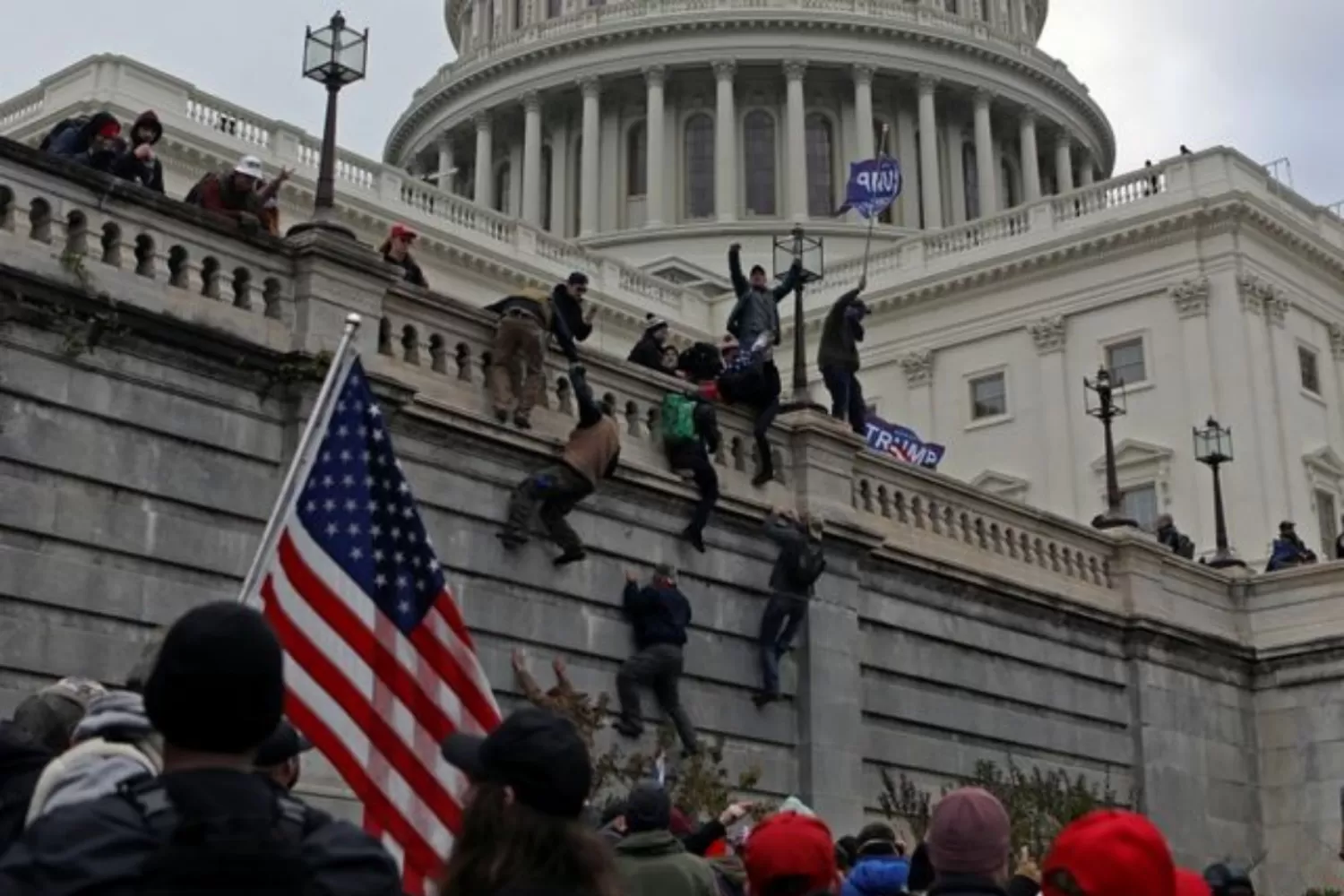 INVADIENDO EL CAPITOLIO. Los partidarios de Trump irrumpieron violentamente y ocuparon el edificio del Congreso perturbando su funcionamiento el pasado 6 de enero. REUTERS