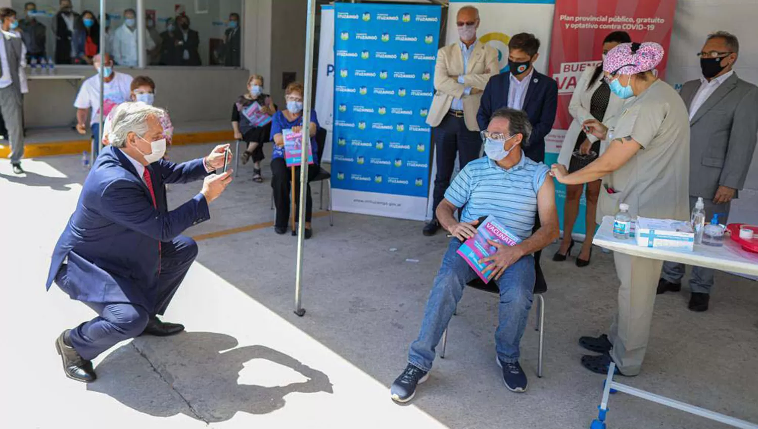 El presidente Alberto Fernández tomó una foto durante la vacunación de una persona en el hospital de Ituzaingó.