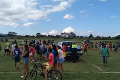 Desalojaron a cientos de personas que concurrieron a un partido de fútbol clandestino