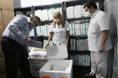 Chahla supervisó el operativo de recepción de 15.300 nuevas dosis de Sinopharm