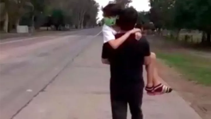 La imagen que se viralizó: Abigail en los brazos de su papá para cruzar la frontera provincial