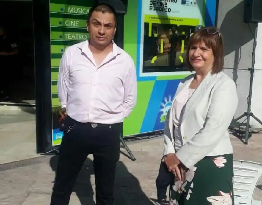 EL POLICÍA. Víctor Nacusse se retrató con la ex ministra de Seguridad, Patricia Bullrich.