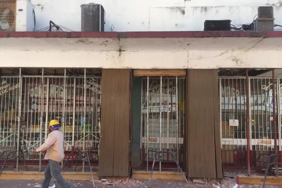 RIESGO DE COLAPSO. Obreros trabajan sobre las dos columnas que cedieron en el Mercado del Norte. Foto LA GACETA / Álvaro Medina