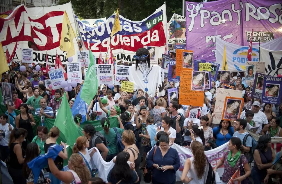 Marcha en Tucumán en el Dia Internacional de la Mujer. FOTO ARCHIVO/ LA GACETA.