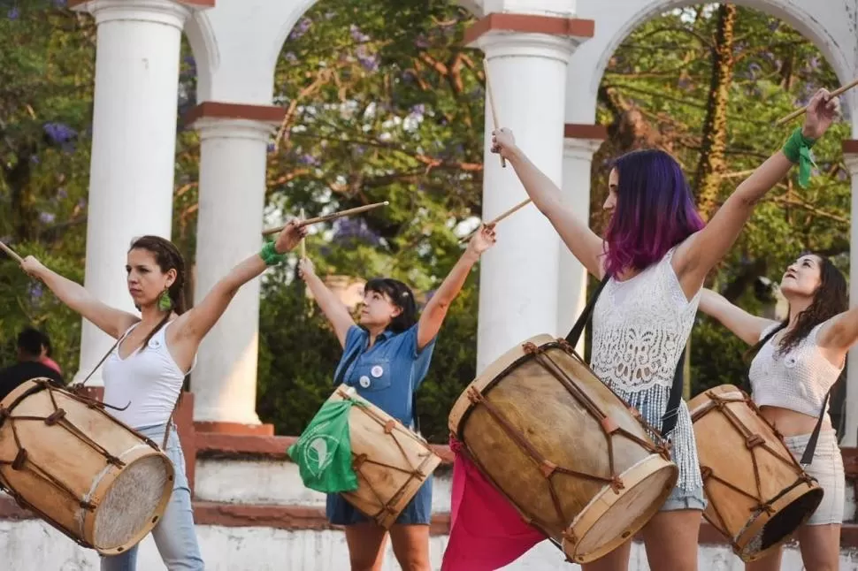 Mujeres tucumanas bailan y cantan para derribar fronteras