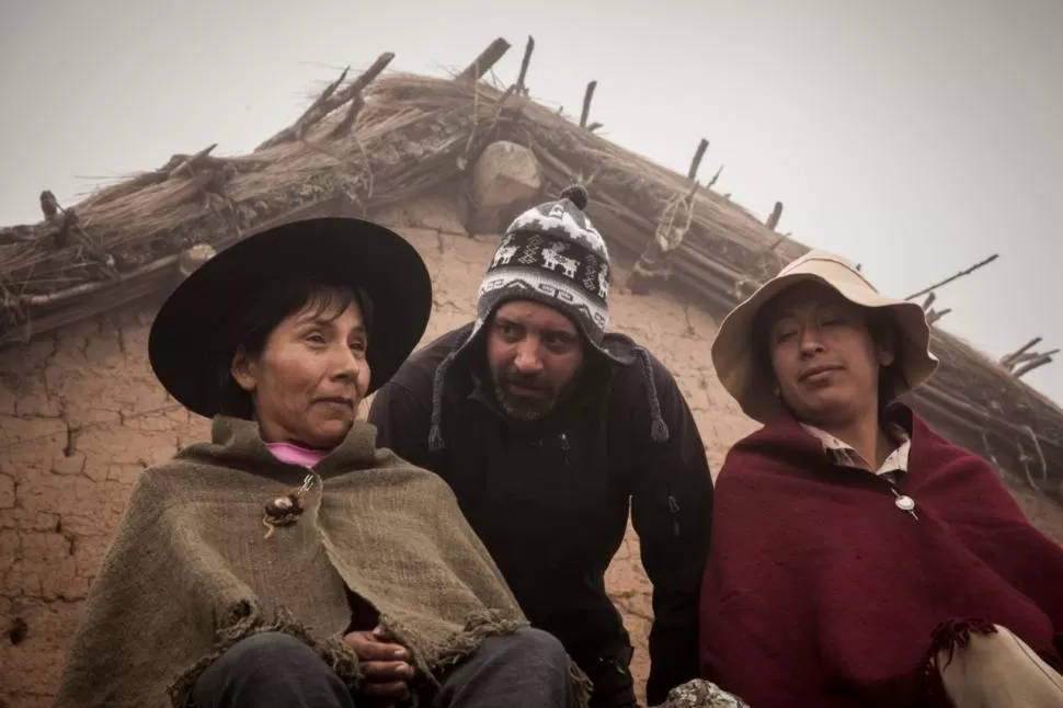 EN SALTA. El director Juan Ruiz y las protagonistas de “Cerro Quemado”. 