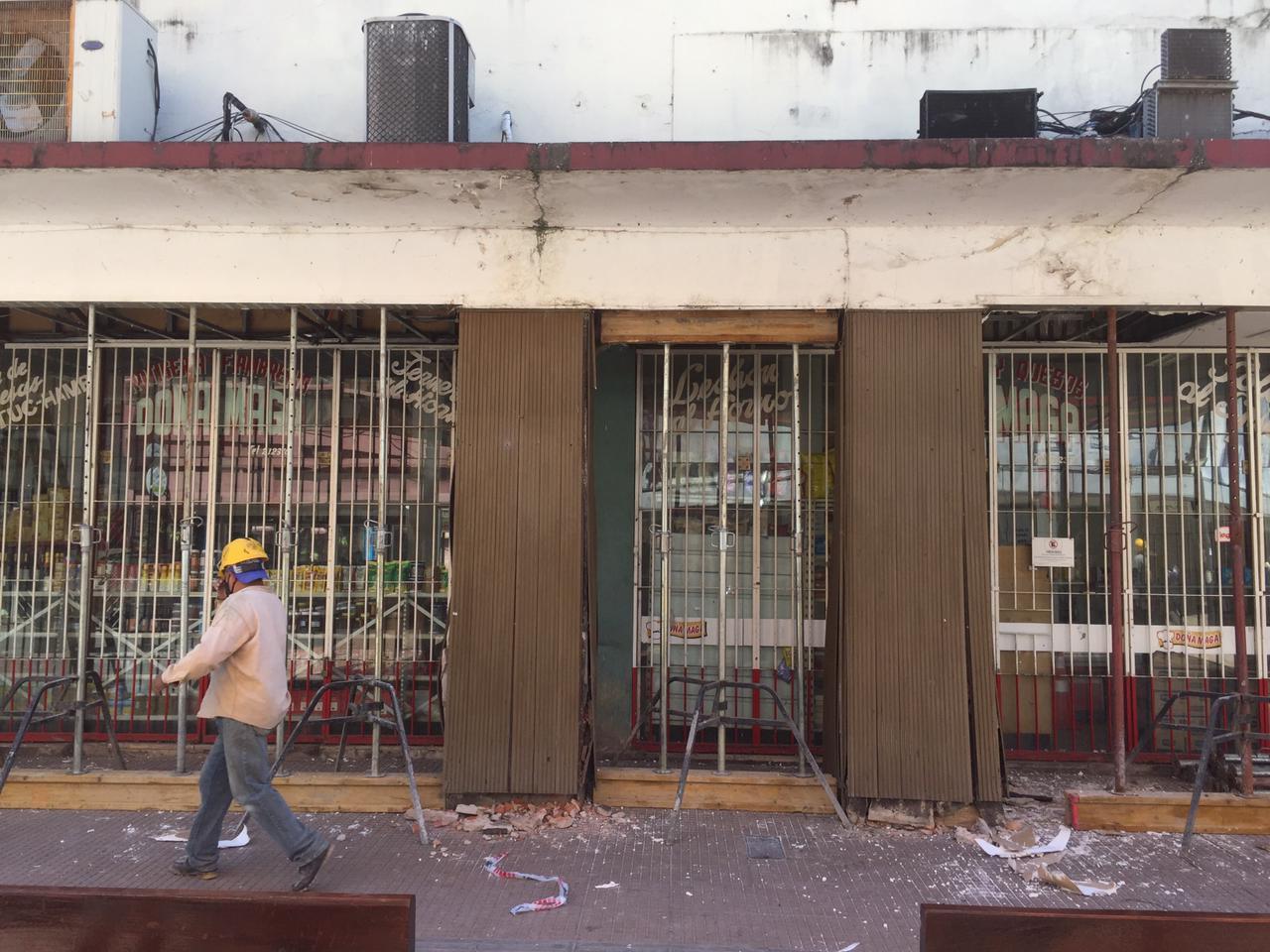 RIESGO DE COLAPSO. Obreros trabajan sobre las dos columnas que cedieron en el Mercado del Norte. Foto LA GACETA / Álvaro Medina