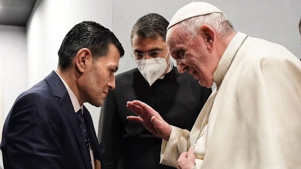 El papa Francisco junto al padre de Alan Kurdi. FOTO TOMADA DE VATICANNEWS.VA