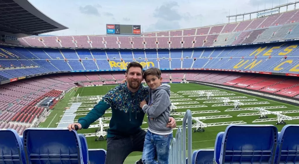 DESDE LA TRIBUNA. Messi junto a su hijo Thiago visitaron las instalaciones del club. FOTO TOMADA DE INSTAGRAM.COM/LEOMESSI